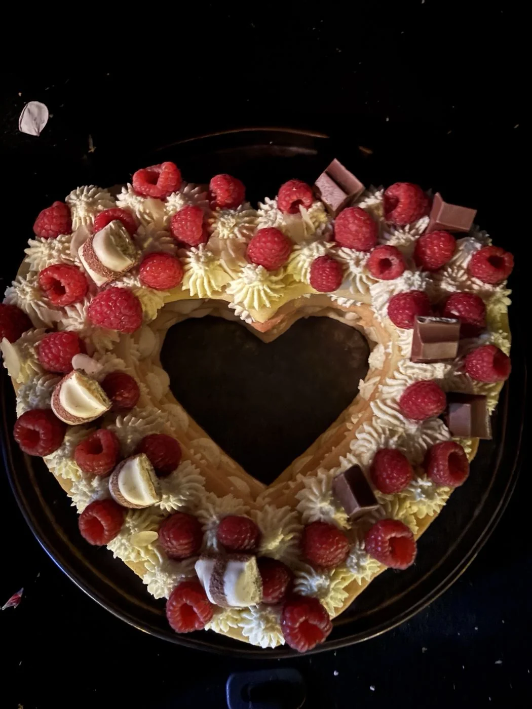 Herztorte mit Himbeeren und Creme