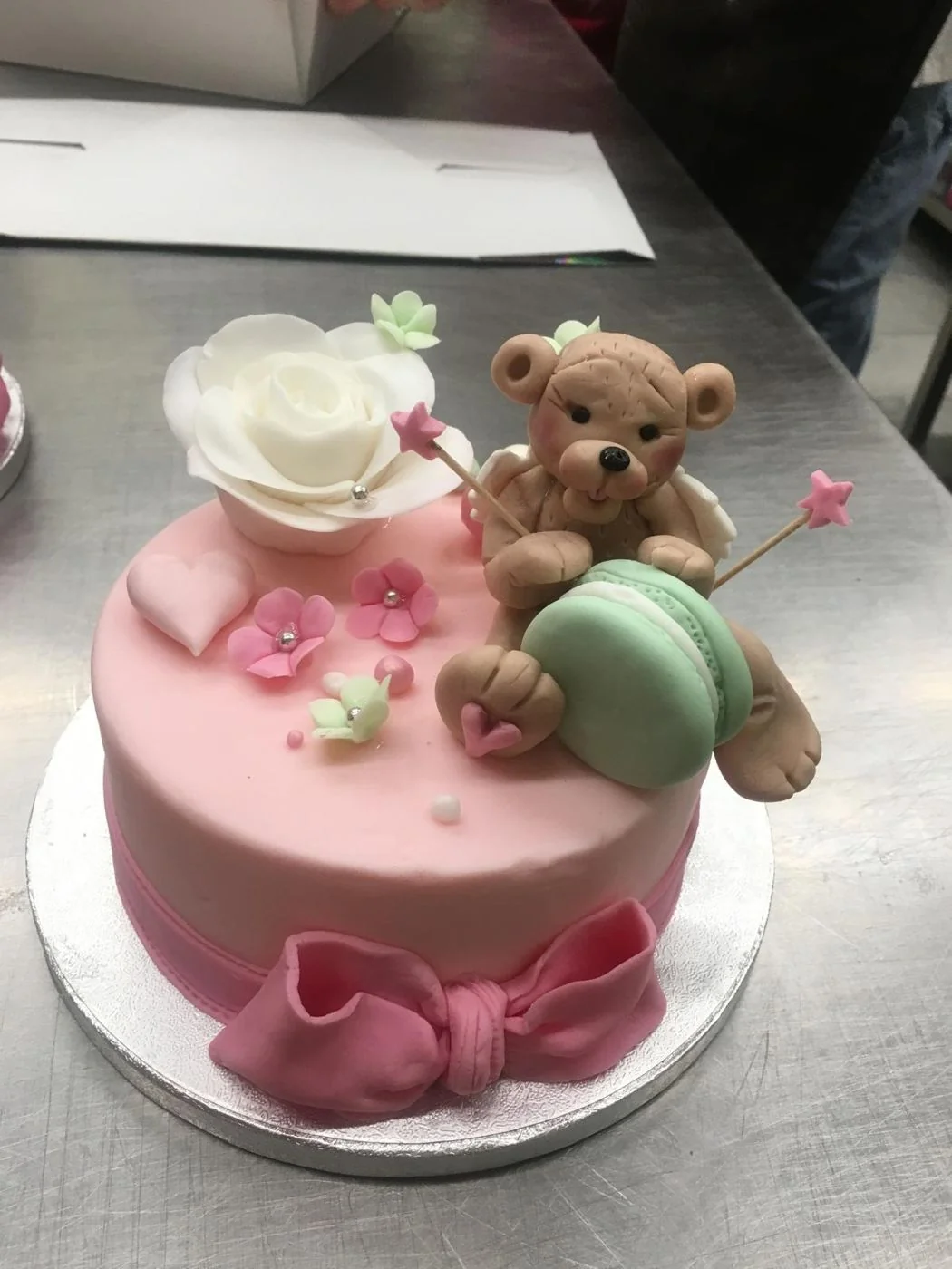 Rosa Torte mit Bärchen und Zuckerrose