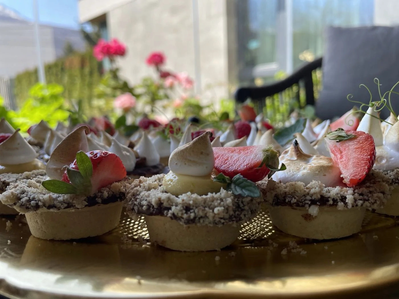 Mini-Tartelettes mit Zitronencreme, Baiser und Erdbeeren