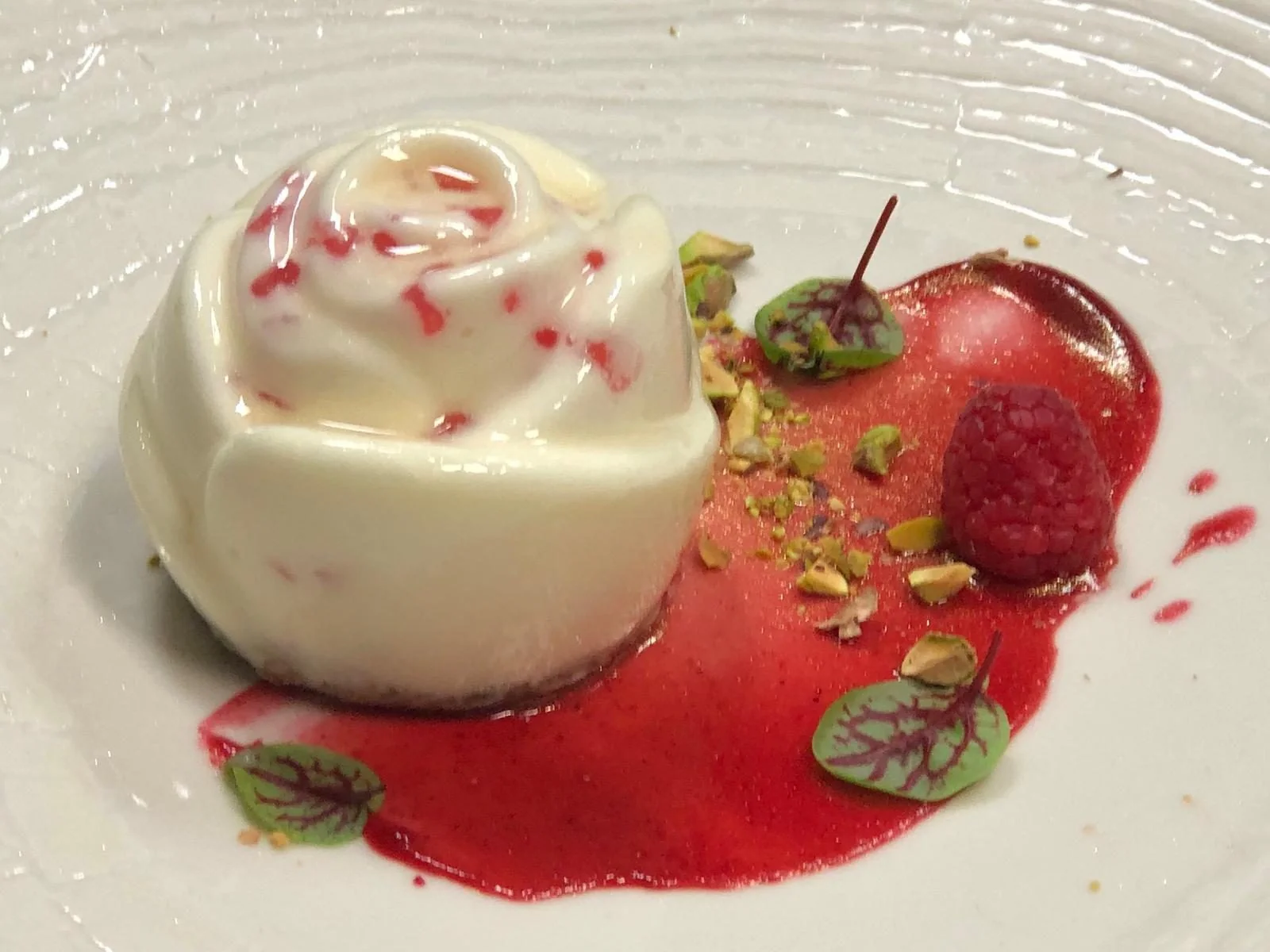Rosen-Mousse mit Himbeersauce und Pistazien