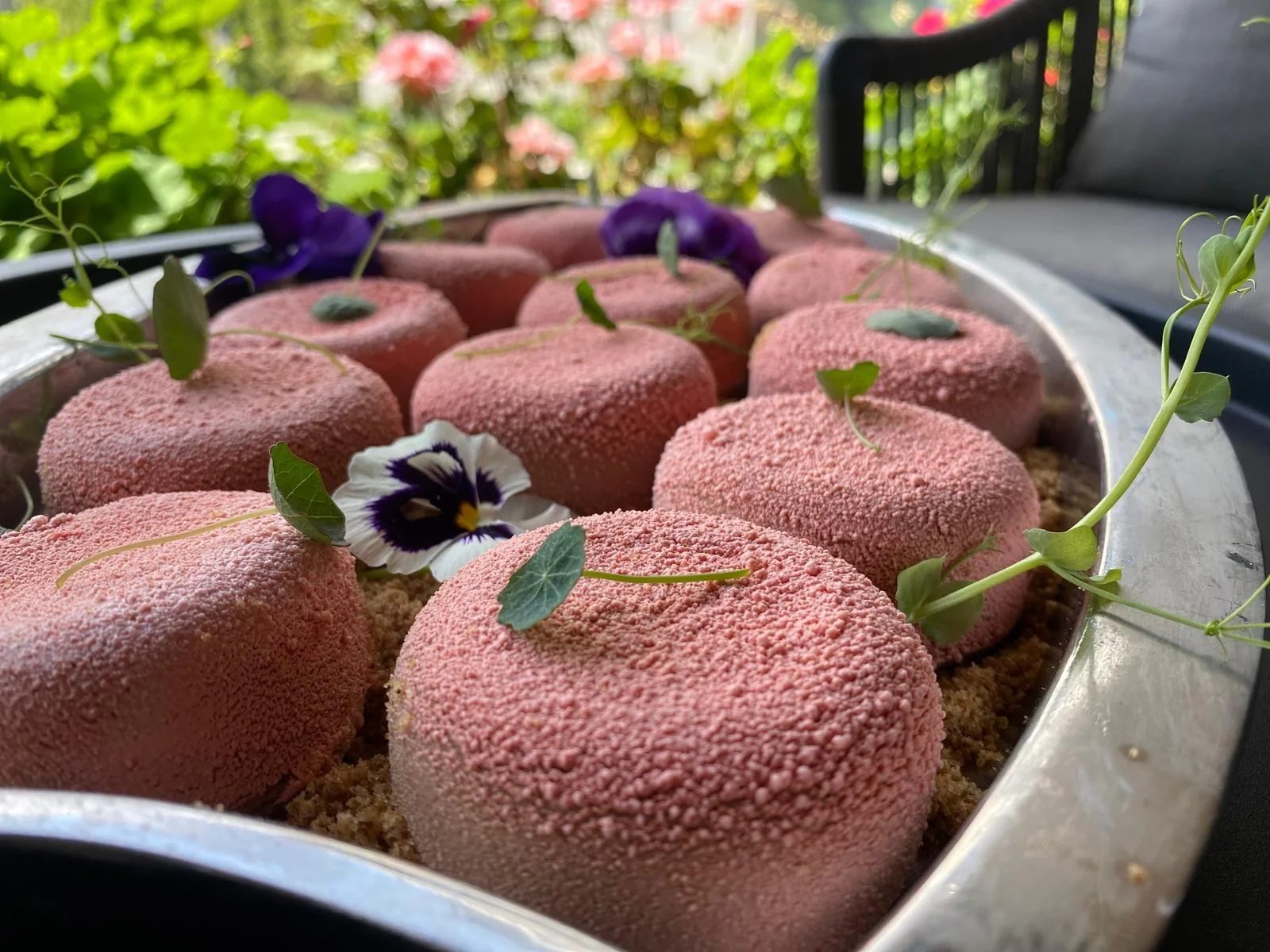 Rosa Mousse-Törtchen mit essbaren Blüten
