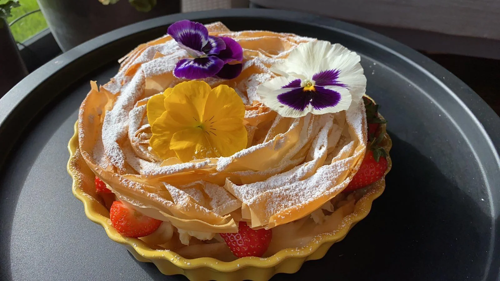 Knusprige Filoteig-Torte mit Erdbeeren und Blüten