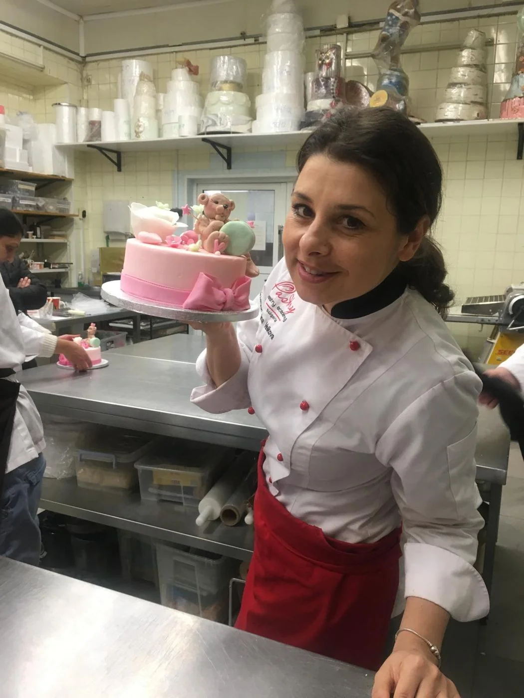 In unserer Küche mit einer handverzierten Torte